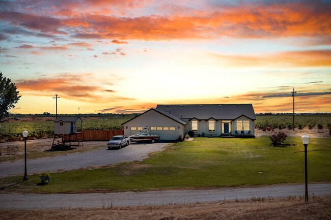 Building Photo - 53953 S River Rd