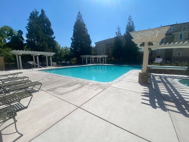 Building Photo - Dublin Ranch Villages,  Tri Level Townhome 2 Bed (both primary suites)  2.5 Ba., Clubhouse Pool, ...