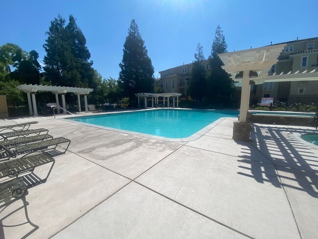 Building Photo - Dublin Tri Level Townhome 2 Br. 2.5 Ba. Tw...