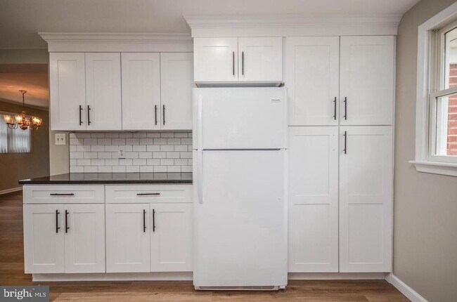 Building Photo - 4426 Hallet St