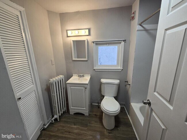 Building Photo - 5526 N Mascher St