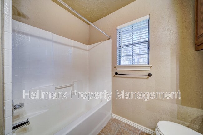 Building Photo - 1042 Hidden Oaks Way