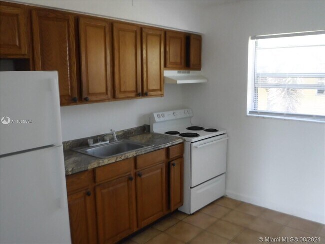 Building Photo - 1045 NE 39th Dr