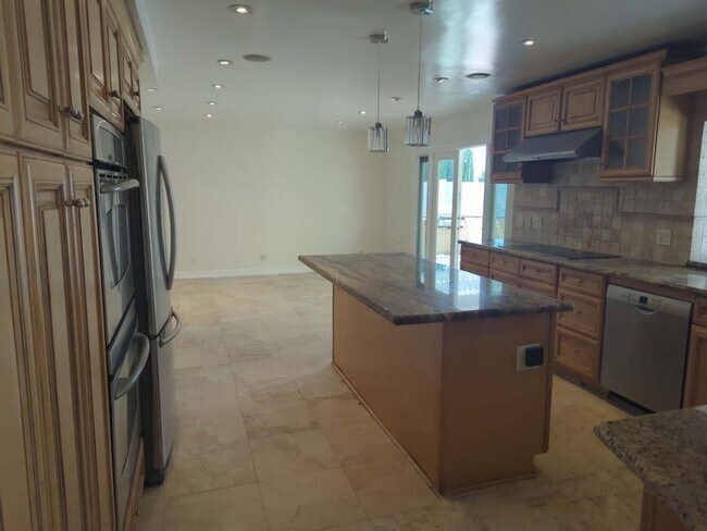 Building Photo - Beautiful and Spacious 4 Bed, 3 Bath Home ...