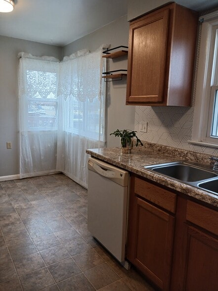 Building Photo - 33 Marshall Dr