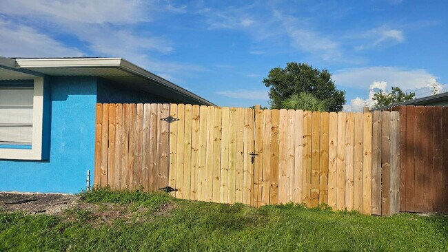 Building Photo - 3 Bedroom Pool Home in North Port - Rent I...