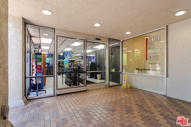 Building Photo - 800 W 1st St