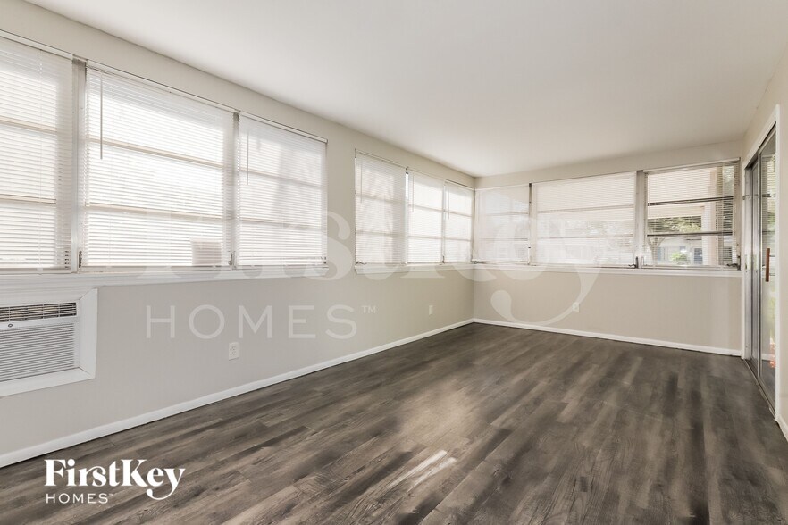 Building Photo - 3819 W Wisconsin Ave