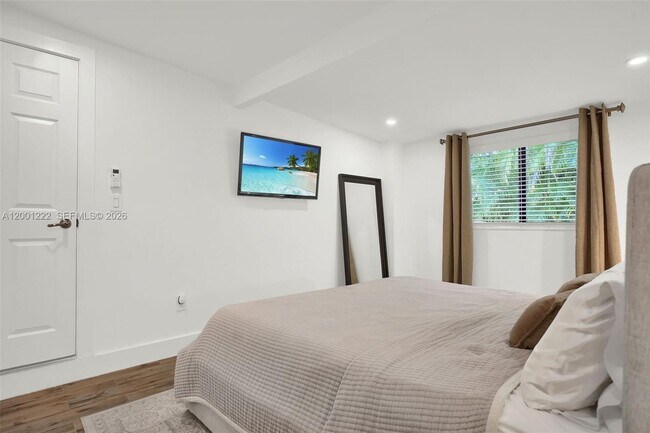 Building Photo - 2311 SW 9th Ave