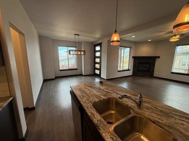 Building Photo - 5475 Vermeer Ln