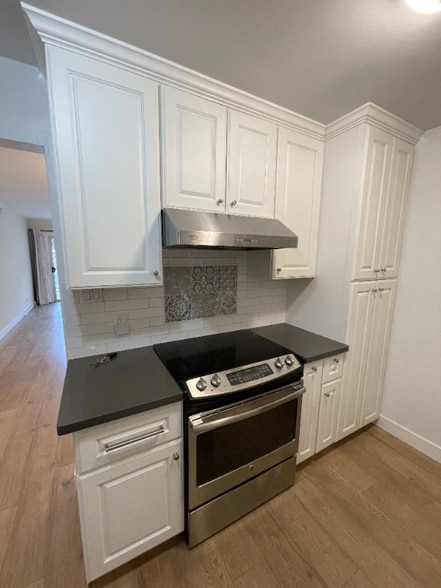 Building Photo - 675 Sharon Park Dr