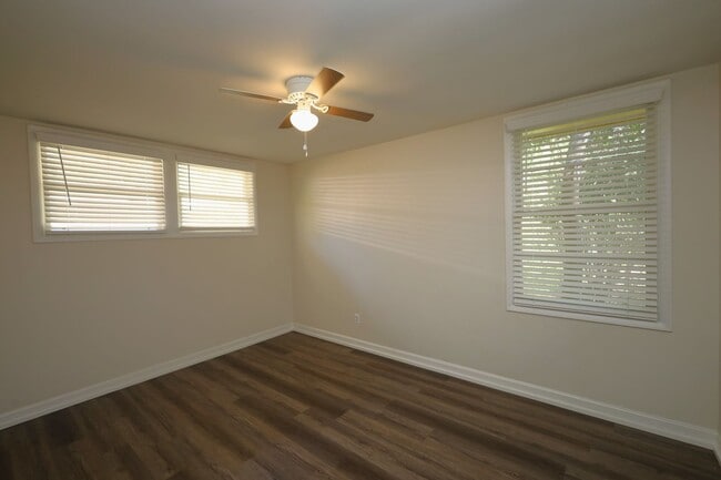 Building Photo - 902 Ridgewood Dr
