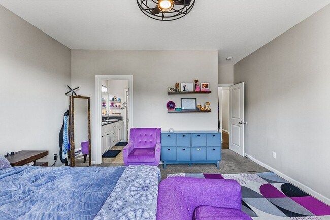 Building Photo - 5-bed, 3-bath Home in Scenic West Salem