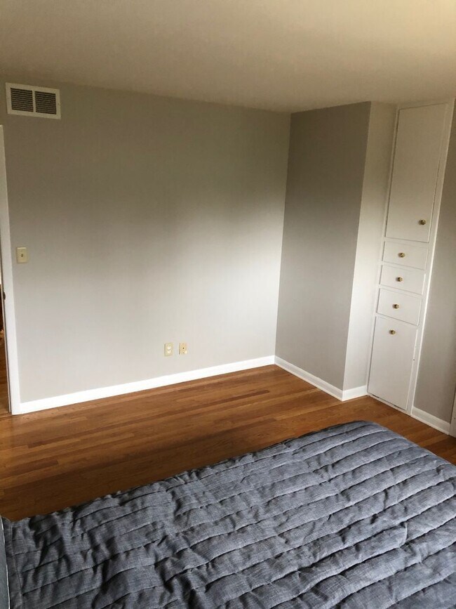 Building Photo - Charming 5 BD/3 BA down the street from Kelley and Luddy!