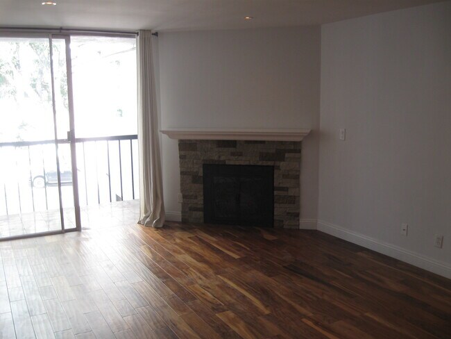 Building Photo - 8530 Holloway Dr