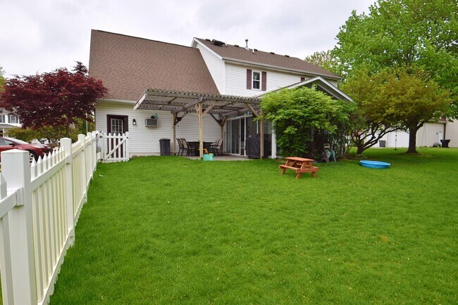 Building Photo - Large 4-5 bedroom 2.5 bath home in South B...