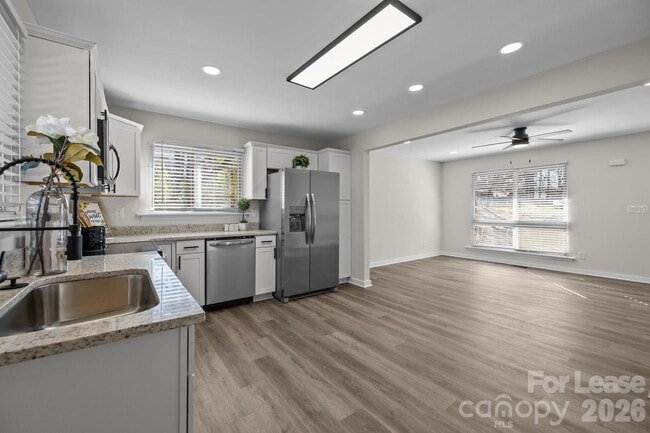 Building Photo - 801 Davenport St