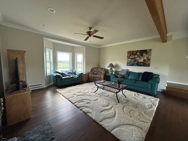 Building Photo - Breathe Taking Views with this 4 bed 3.5 bath home!