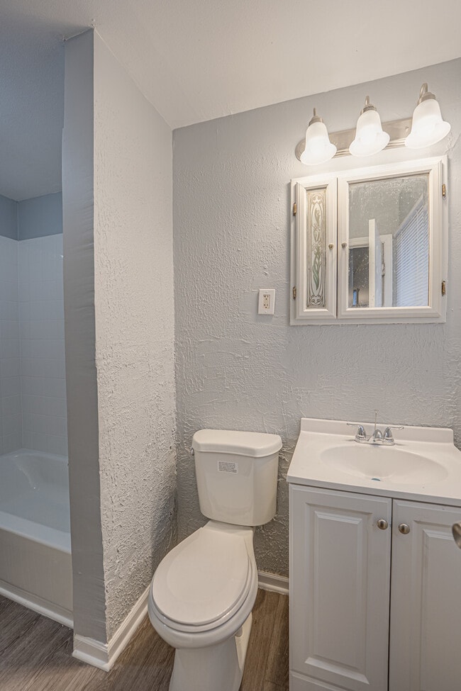 Building Photo - 2932 Cameron Ave