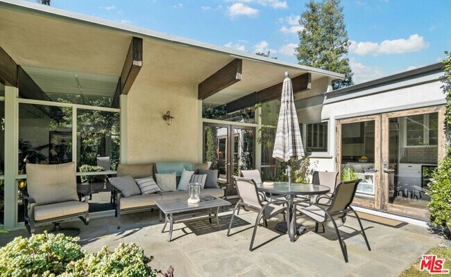 Building Photo - 2530 Hutton Dr