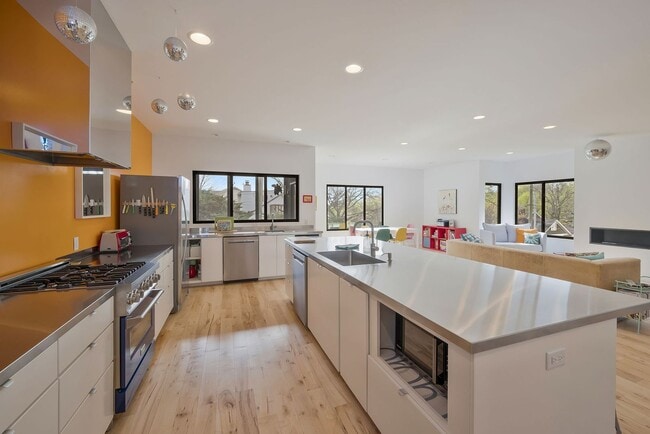 Building Photo - Custom-Built 4 Bed/ 2 Full + 2 Half Bath Modern Home at the base of Love Circle, Fully Furnished,...