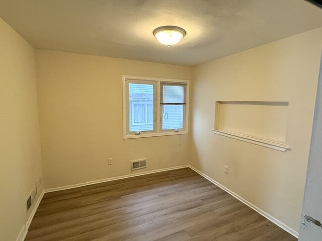 Building Photo - 3 bedrooms, 2.5 bathrooms