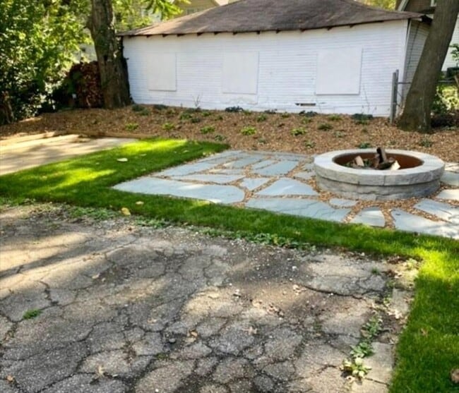 Building Photo - 2033 Maple Ave