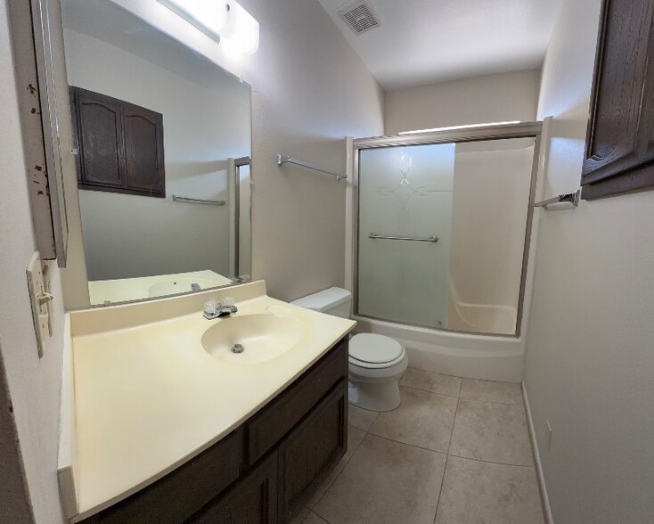 Building Photo - 121 E 14th Pl