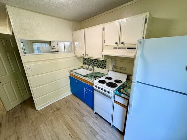 Building Photo - Clean Downtown One Bedroom Utilities Included