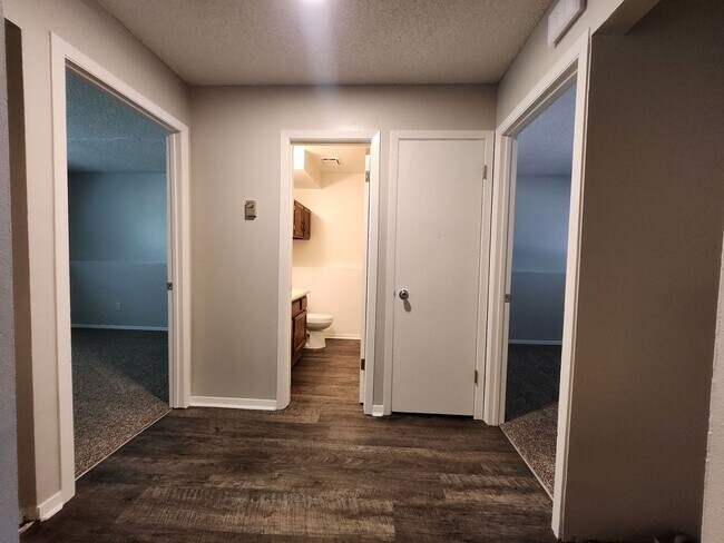 Building Photo - 2922 Straus Ln