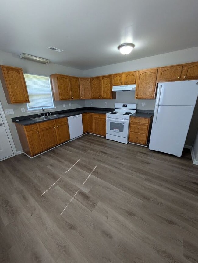 Building Photo - 2BD/1BA Duplex in Newton