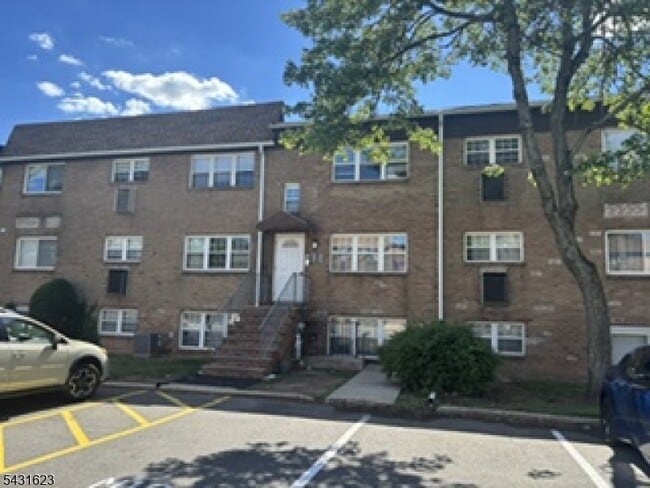 Building Photo - 392 College Dr