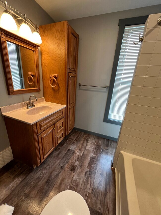 Building Photo - 532 Otter Ave