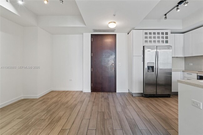 Building Photo - 999 SW 1st Ave