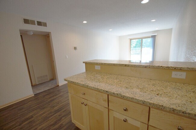 Building Photo - 1260 Larpenteur Ave W