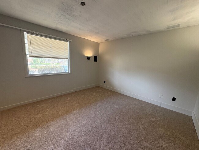 Building Photo - Move in ready 4/2 New floors, new paint