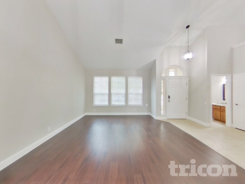 Building Photo - 213 Ridge Bluff