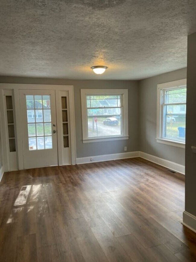 Building Photo - 2 Bed 1 Bath House-PRE LEASING Available N...