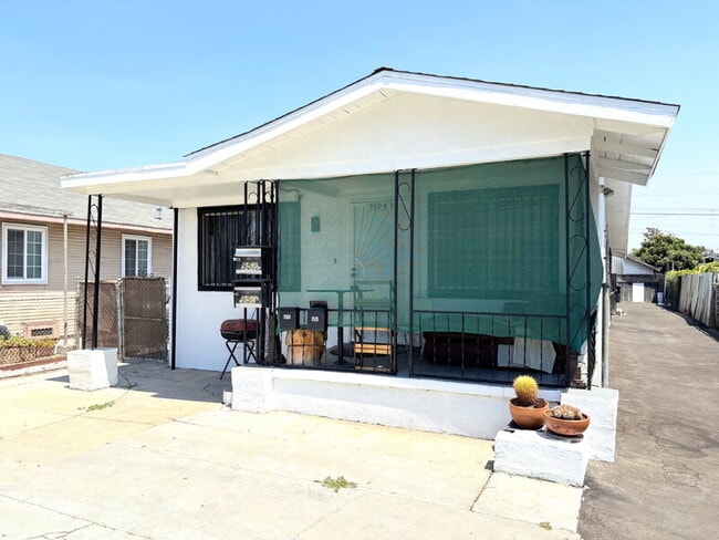 Building Photo - 950 Clela Ave