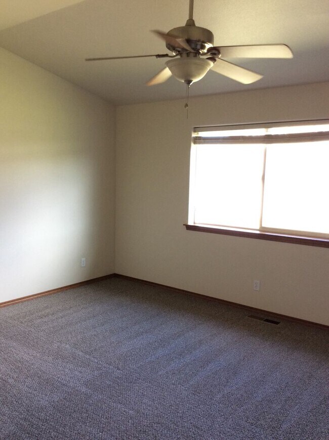 Building Photo - 4 Bedroom 2 Bathroom Rambler with Garage a...