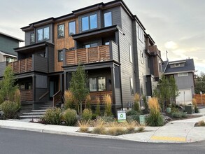 Building Photo - One bedroom apartment on Bend's SW side. E...