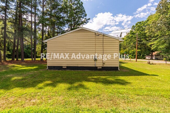 Building Photo - 4 Bedroom Home in Blackstone!