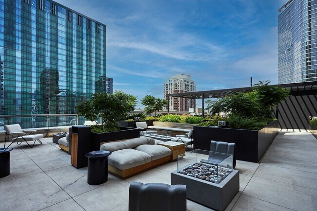 Building Photo - 1000 S Michigan Ave