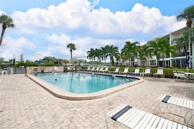 Building Photo - 7401 Bay Island Dr S