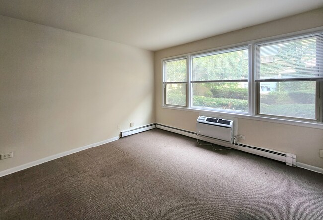 Building Photo - 2007 W Touhy Ave