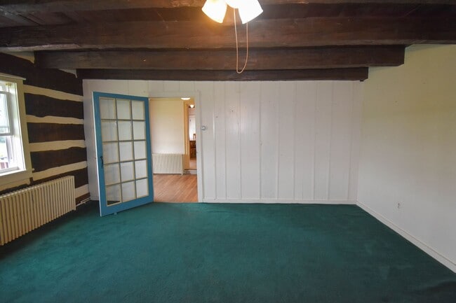 Building Photo - Large Home on Jacksonville Rd with Laundry!
