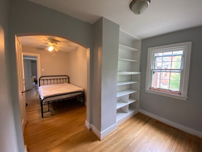 Building Photo - 8/1 Fantastic Location. Fenced Yard. 4 bed...