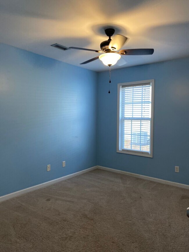 Building Photo - 3 bedroom, 2 bathroom Home in Hampstead
