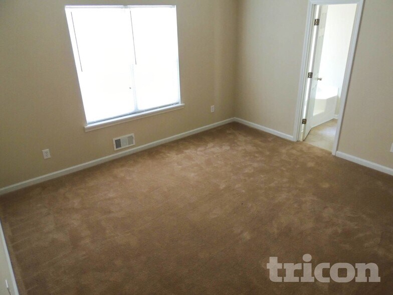 Building Photo - 76 White Pines Ln