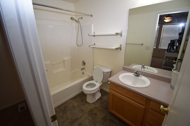 Building Photo - 874 Forest Park Ct
